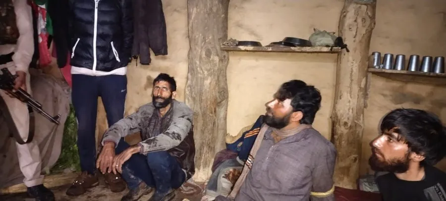 जम्मू-कश्मीर : गांव वालों ने लश्कर के दो आतंकियों को हथियारों के साथ पकड़ा, मिलेगा 5 लाख रुपए इनाम