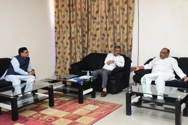 गोरखपुर : पूर्व विधायक की अगुवाई में कुलपति से मिला प्रबंधकों का प्रतिनिधिमंडल