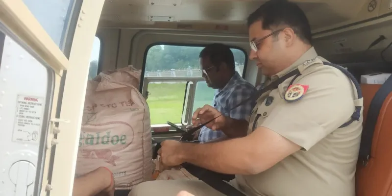 गोरखपुर : डीएम-एसएसपी ने हेलीकॉप्टर से कावंड़ियों पर बरसाए फूल, सीएम ने दिए हैं निर्देश