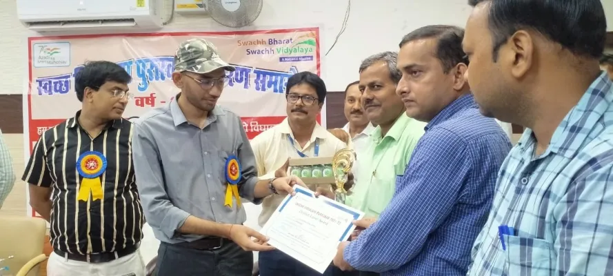 गोरखपुर : स्वच्छ विद्यालय पुरस्कार में 36 स्कूलों को सीडीओ ने दिया इनाम