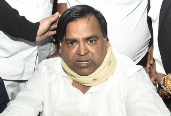 लखनऊ : गायत्री प्रजापति को लेकर नया खुलासा, नौकर के नाम खरीदी करोड़ों की जमीन