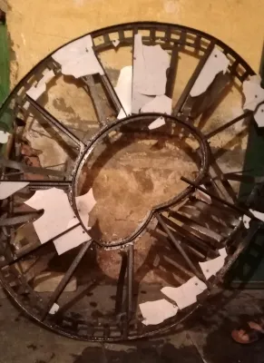 मिर्जापुर : ऐतिहासिक घंटाघर पर गिरी आकाशीय बिजली