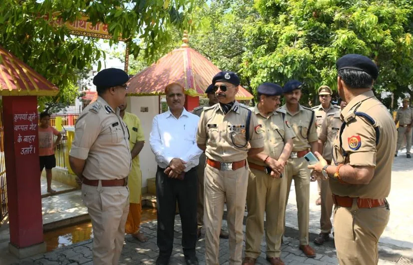 बरेली: एसएसपी, एडीजी और आईजी ने किया मंदिरों का दौरा, पुजारियों से लिया सुरक्षा व्यवस्था का जायजा