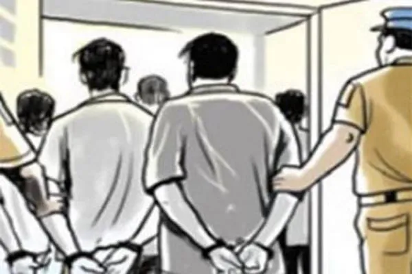 हरदोई : लकड़ी माफिया पर वन विभाग ने की कार्रवाई, सरकारी पेड़ों को चोरी से काटने का है मामला