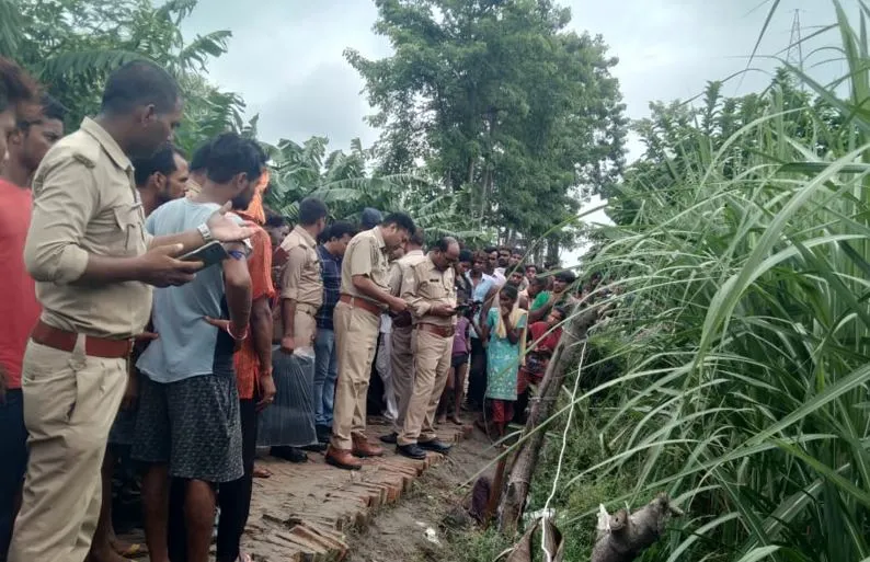 लखीमपुर-खीरी: संदिग्ध हालात में सड़क किनारे पड़ा मिला युवक का शव, जांच में जुटी पुलिस