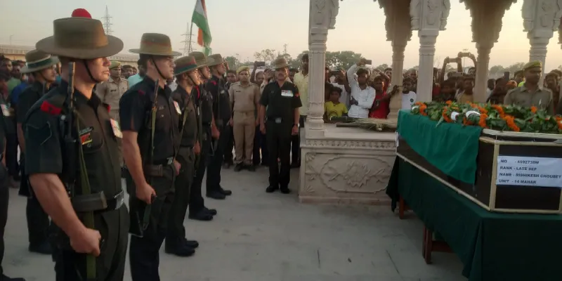 गोरखपुर : पुंछ में शहीद हुये जवान को राजघाट पर डीएम-एसएसपी ने दी सलामी