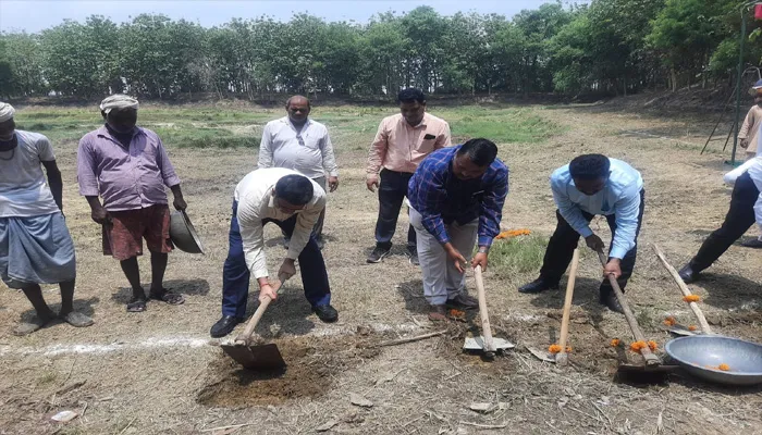 गोंडा: डीएम ने गड़वालिया में अमृत सरोवर का किया शुभारंभ