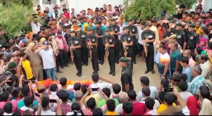 गोंडा : राजकीय सम्मान के साथ हुआ सेना के जवान का अंतिम संस्कार, उमड़ा जनसैलाब