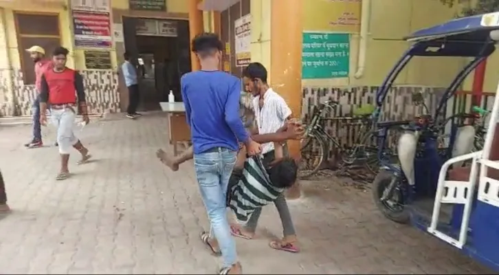 गोंडा : मरीज को नहीं मिला स्ट्रेचर, गोद में उठाकर अस्पताल के अंदर ले गए परिजन
