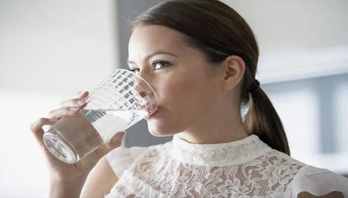 गर्म पानी पीने के हैं कई फायदे, अच्छी सेहत और पाचन में होता है मददगार