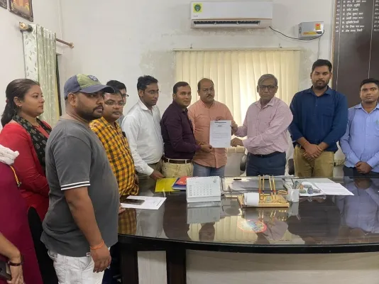 हरदोई : भूखे पेट सोने को मजबूर हैं संविदा कर्मी, वेतन की समस्या पर सौंपा ज्ञापन
