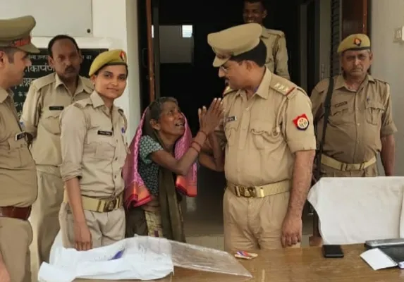 हरदोई : सौतेले बेटे-बहू ने मां से किया किनारा, बेबस वृद्धा को कानून की वर्दी ने दिया सहारा