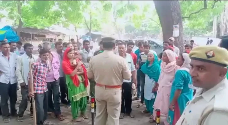 हरदोई : कैदी के परिजनों ने जेलर पर लगाया हत्या का आरोप, एसपी आफिस पर जमकर काटा हंगामा