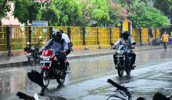 मुरादाबाद : झमाझम बारिश ने लोगों को दिलाई उमस भरी गर्मी से राहत, तापमान में आई गिरावट