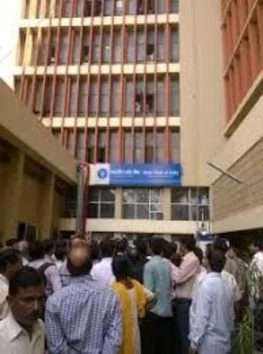 लखनऊ : जवाहर भवन में फंसी लिफ्ट, पांच लोगों की तबियत बिगड़ी