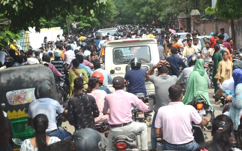 बरेली कॉलेज में बड़ी संख्या में पहुंचे परीक्षार्थी, रोड पर लगा जाम