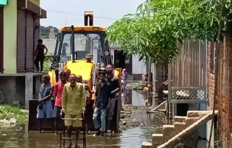लखीमपुर-खीरी: जलभराव की समस्या को लेकर गंगोत्रीनगर के लोगों ने जेसीबी चालक को बनाया बंधक