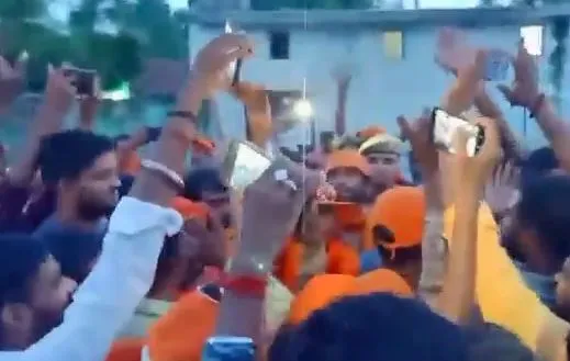 बरेली: कांवड़ के जत्थे पर पत्थर फेंके जाने पर कांवड़ियों ने किया जमकर हंगामा, मौके पर पुलिस फोर्स मौजूद