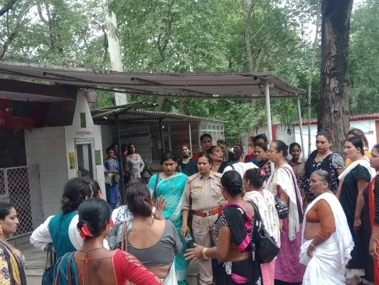 रायबरेली : गद्दी के विवाद में तीन दर्जन किन्नरों का कोतवाली में हंगामा