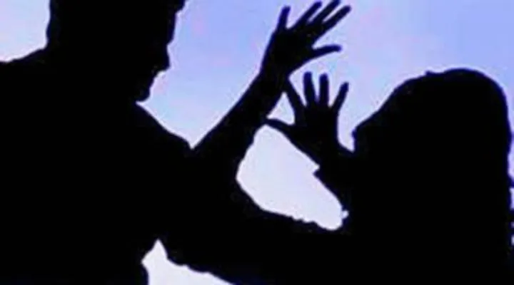आगरा : दबंग ने छेड़छाड़ कर युवती को घर में घुसकर पीटा, तीन दिन बीते नहीं पकड़ पाई पुलिस