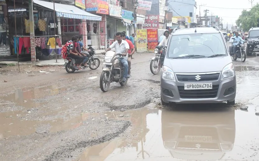 बरेली: कुछ मिनटों की बारिश से सड़कें जलभराव से हुईं लबालब, कई मार्गों पर दो पहिया वाहन चलाना बना चुनौती