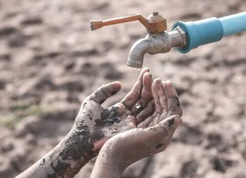 उत्तराखंड के इस गांव में 10 महीने से ठप है पेयजल व्यवस्था, दो किमी दूर से सिर पर पानी ढो रहे ग्रामीण