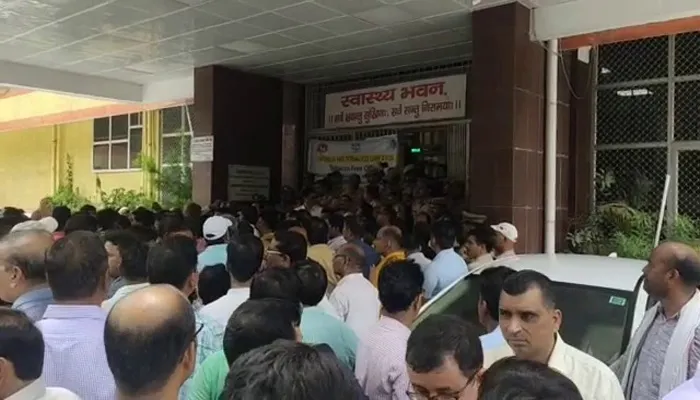 लखनऊ : स्वास्थ्य महानिदेशालय पहुंचे कर्मचारी, भ्रष्टाचार का आरोप लगाते हुए किया जमकर प्रदर्शन