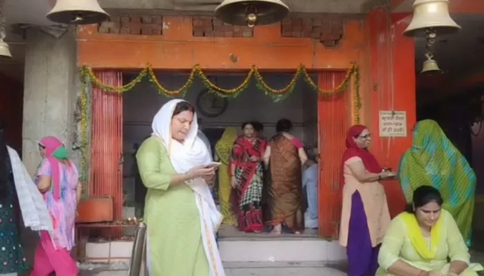 लखनऊ : सावन के पहले सोमवार पर शिव मंदिरों में लगा भक्तों का तांता, भोलेनाथ का जल से किया अभिषेक