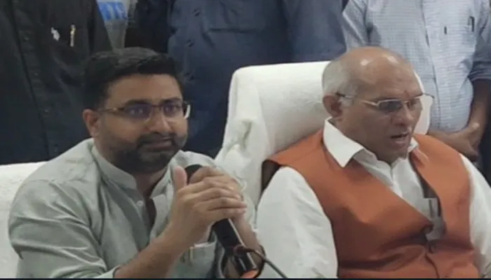 टैबलेट पाकर खिले विद्यार्थियों के चेहरे, अल्पसंख्यक मंत्री बोले- अब मजदूर का बच्चा भी बनेगा अफसर