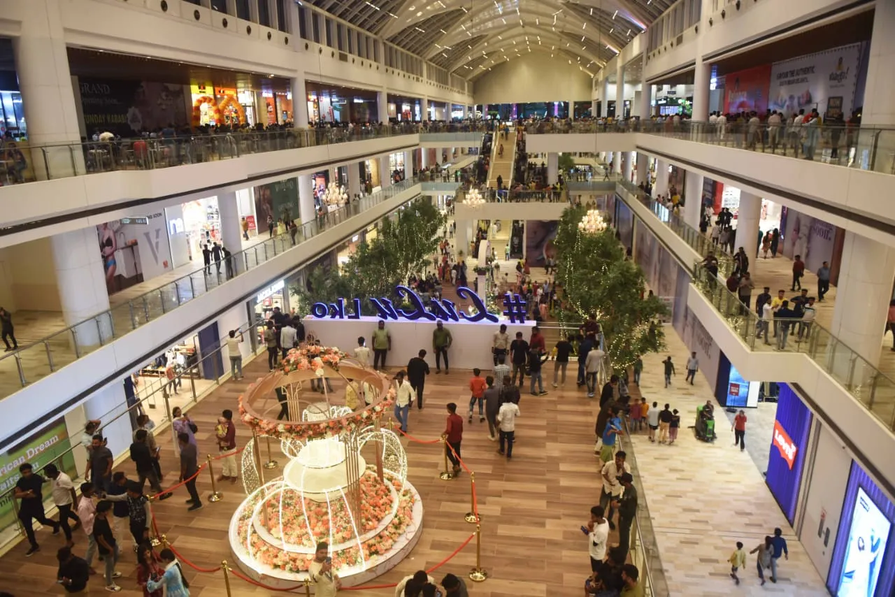 लखनऊ: LuLu Mall में नमाज का एक और वीडियो आया सामने, हिंदू संगठन बोले- मॉल नहीं लुलु मस्जिद है