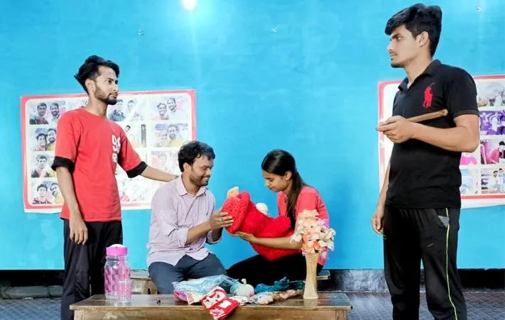 शाहजहांपुर: पूर्वाभ्यास में ए काइंड ऑफ प्रेगनेंसी नाटक को दिया अंतिम रूप, कल गांधी भवन में होगा नाटक का मंचन
