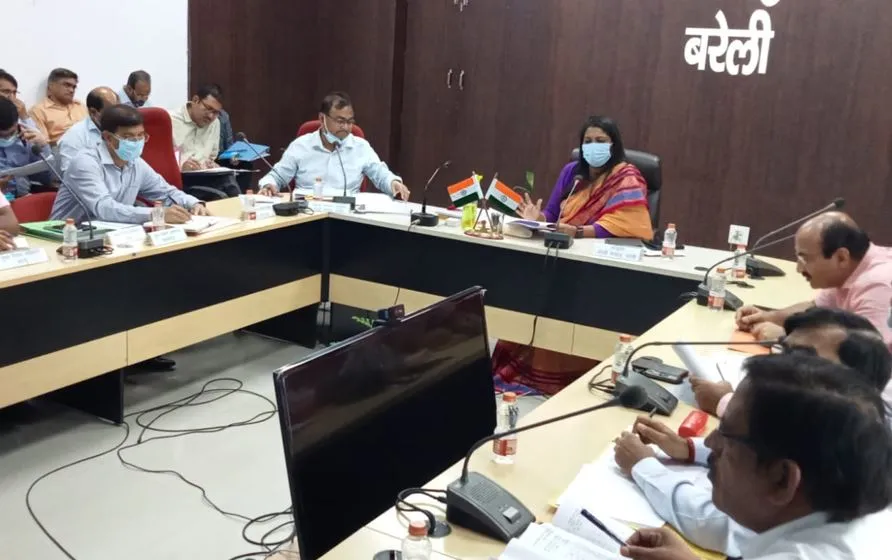 बरेली: सड़कों की प्रगति कम होने पर मंडलायुक्त हुईं नाराज, अफसरों को दिए निर्देश