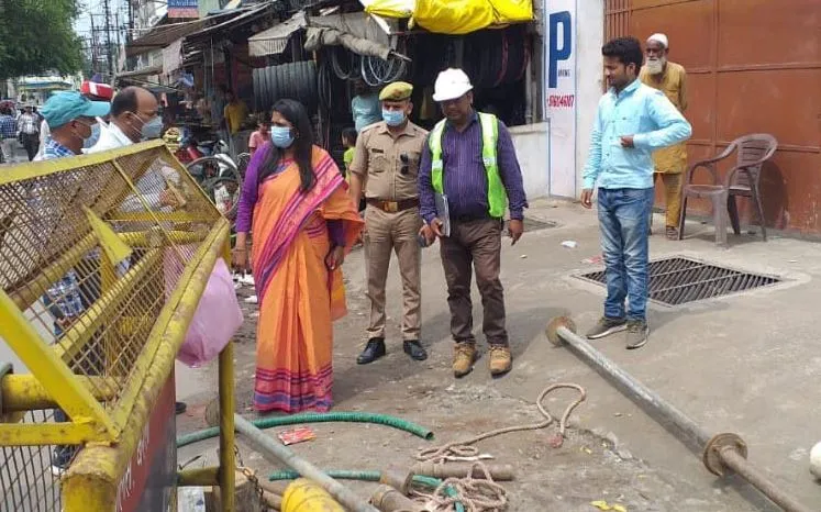 बरेली: मंडलायुक्त ने कोहाड़ापीर पुलिस चौकी के पास पुल के निर्माण कार्य का किया निरीक्षण