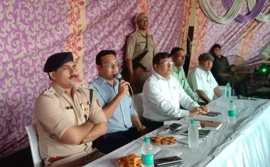 मथुरा: डीएम और एसएसपी ने रोडवेज की वर्कशाप में रोडवेज कर्मचारियों को सिखाया सभ्यता का पाठ