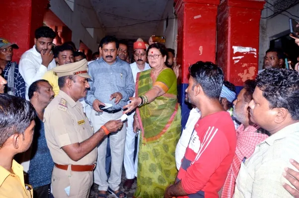 कानपुर : रिपोर्ट न लिखने पर नगर निगम कर्मियों ने घेरा थाना, मेयर के पहुंचने पर दर्ज हुआ मुकदमा