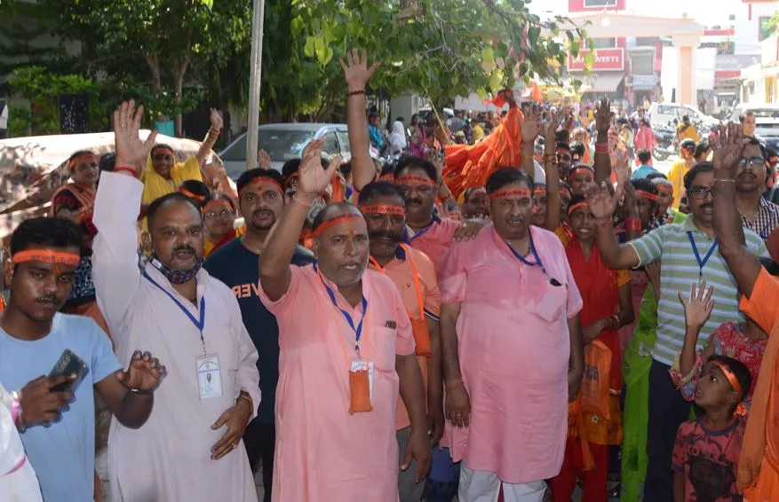 बरेली: शोभायात्रा निकालकर मढ़ीनाथ मंदिर में किया जलाभिषेक