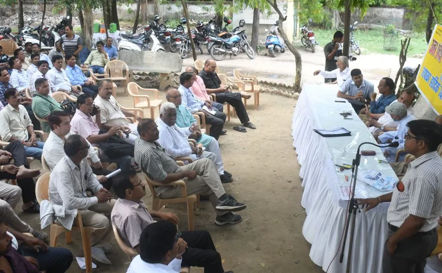 बरेली: पेंशन बहाली को लेकर डीआईओएस कार्यालय में शिक्षकों ने किया धरना प्रदर्शन