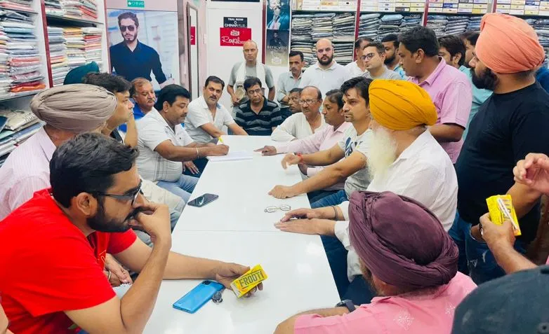 बरेली: बैठक में व्यापारियों ने कहा- 24 घंटे में मिट्टी जांच और गड्ढे कराना बंद नहीं हुए तो बाजार होगा बंद