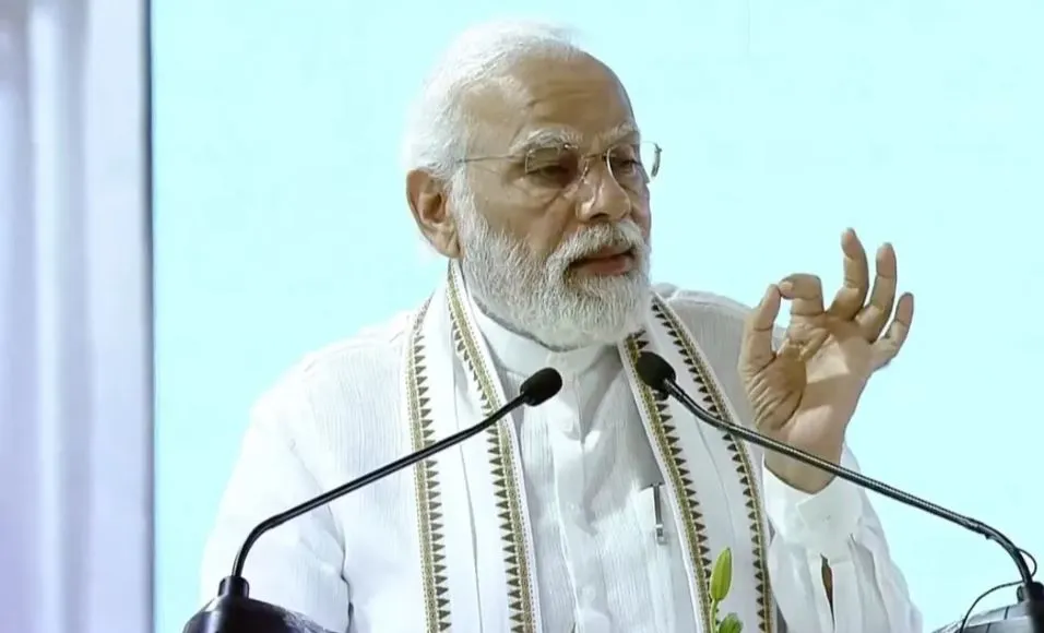 पीएम मोदी ने देवघर हवाई अड्डे का किया उद्घाटन, कोलकाता के लिए विमान को दिखाई हरी झंडी