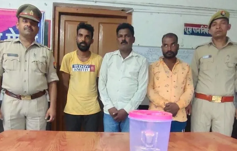 शाहजहांपुर: अंतरजनपदीय गिरोह के तीन जालसाज गिरफ्तार, पीतल की मूर्ति और नकदी बरामद