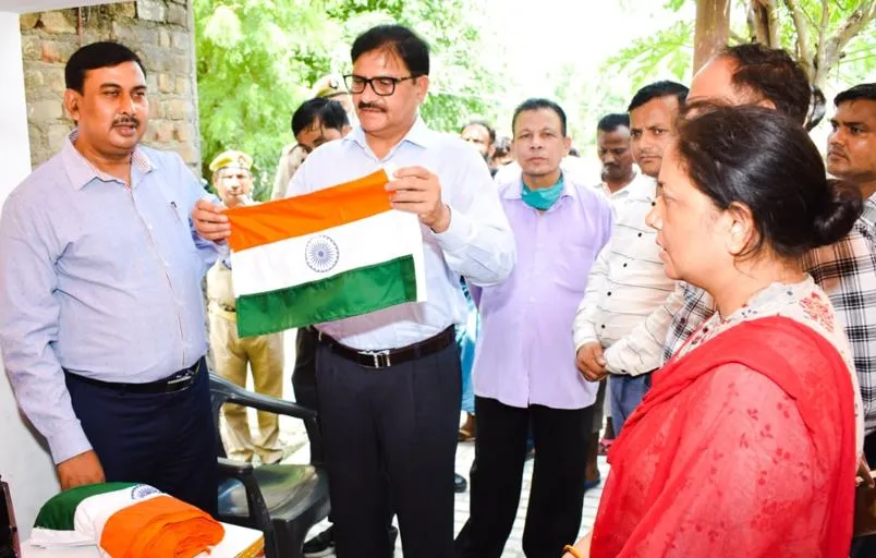 बरेली: डीएम ने स्वयं सहायता समूह की महिलाओं से कहा- शासन के मंशानुसार ही बनाए जाएं झंडे