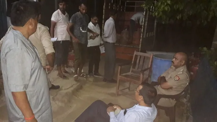अयोध्या : घर से मिला अवैध पटाखों का जखीरा, 18 भरे हुए गैस सिलेंडर भी बरामद