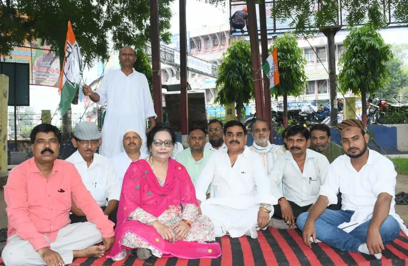 बरेली: कांग्रेसियों ने सेठ दामोदर स्वरूप पार्क में किया धरना प्रदर्शन, मोदी सरकार पर लगाया सोनिया गांधी और राहुल गांधी को परेशान करने का आरोप