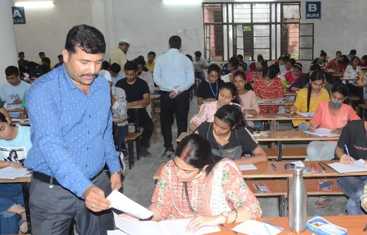 हंगामा होने के डर से बरेली कॉलेज में निरस्त कराई गई परीक्षा