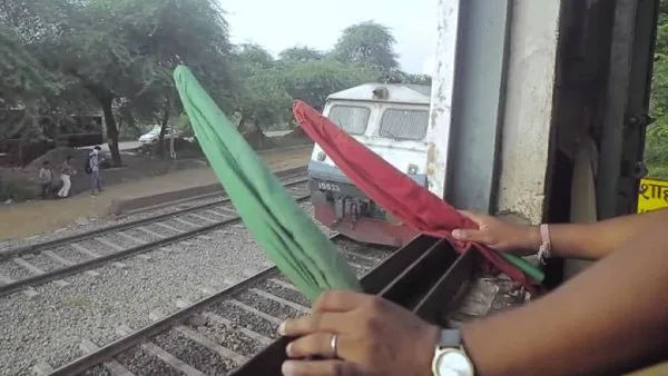 कार से ड्यूटी करने पहुंचा रेलवे का गेटमैन, साहब ने थमा दी चार्जशीट