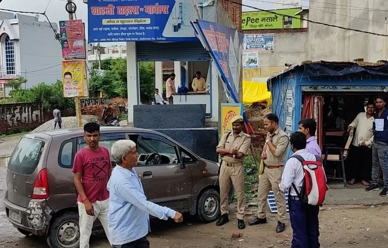 पीलीभीत: कार की टक्कर से महिला की मौत, पति-बेटा गंभीर रूप से घायल