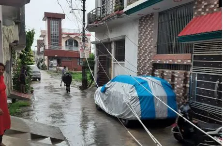 बरेली: पोल पर गिरी दीवार, हादसा टला