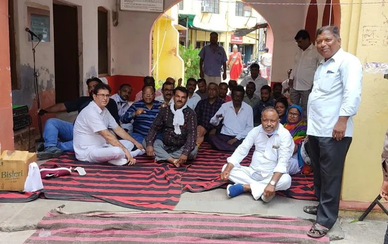 बरेली: तबादलों में गड़बड़ी पर चतुर्थ श्रेणी कर्मचारियों ने किया प्रदर्शन, सीएमओ को सौंपा ज्ञापन