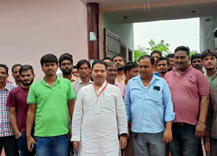 बरेली: चौपाल लगाकर ग्रामीणों की सुनी समस्याएं, निस्तारण का आश्वासन