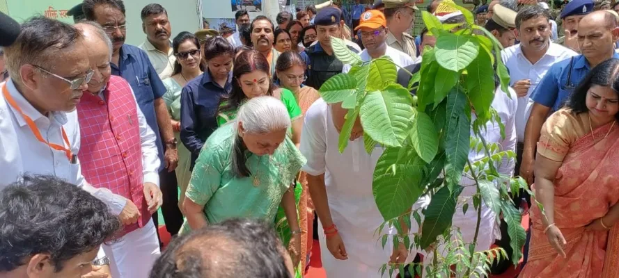 लखनऊ : राज्यपाल ने पौधरोपण कर दिया संदेश, बोलीं – हर नागरिक लगाए पांच पौधे
